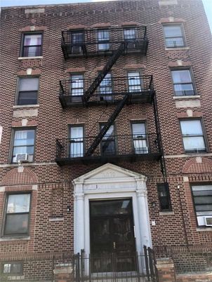 Exterior, Facade, Brick Facade, Rowhouse