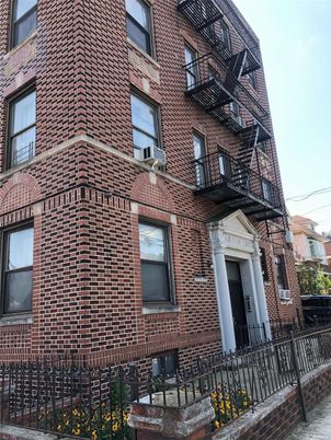 Exterior, Facade, Brick Facade, Rowhouse