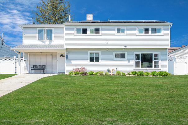 Attached, Exterior, Facade, Split Level