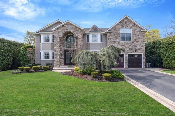 Attached, Exterior, Facade, Brick Traditional