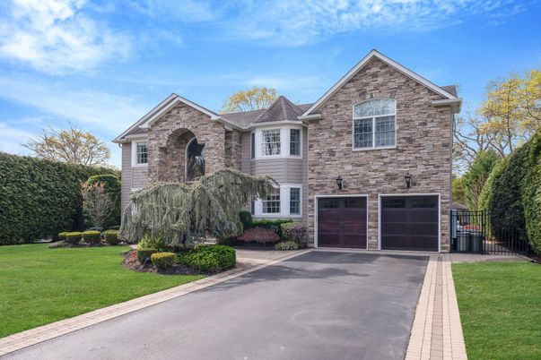 Attached, Exterior, Facade, Brick Traditional
