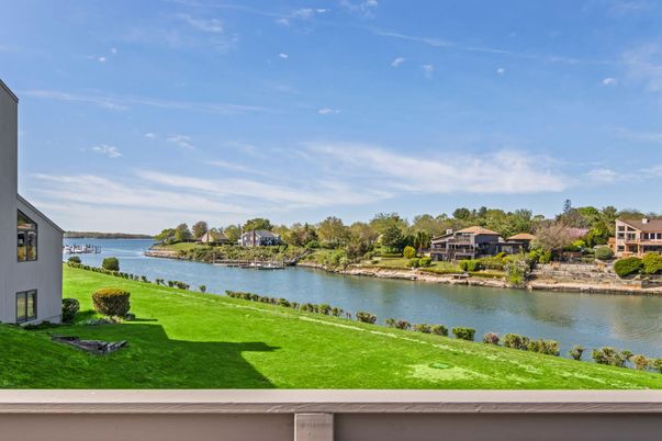 Exterior, Lake