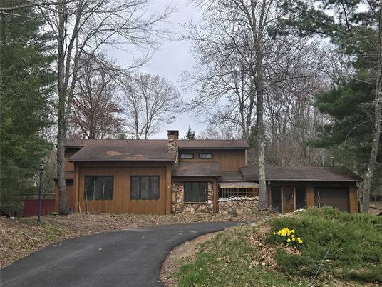 Exterior, Facade, Split Level