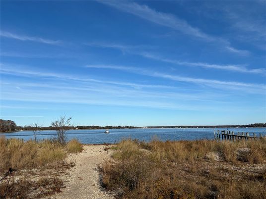 Exterior, Lake