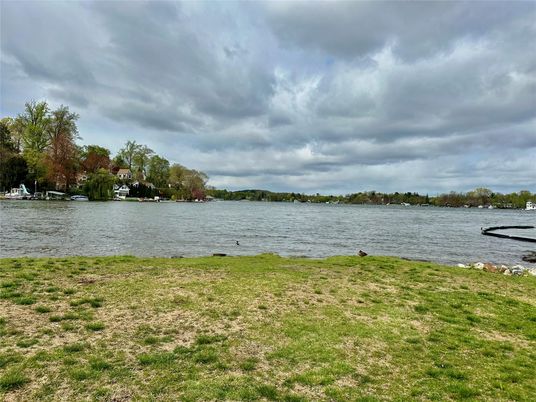 Exterior, Lake