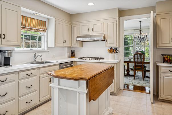 Chandelier, Dining room, Interior, Kitchen, Recessed Lighting, Stainless Steel Appliances