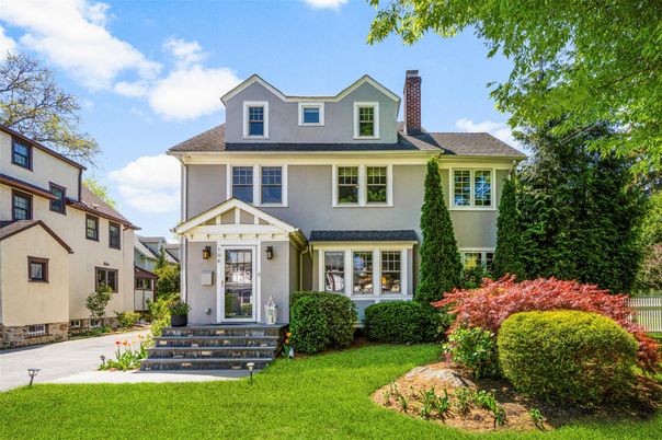 Exterior, Facade, American Foursquare