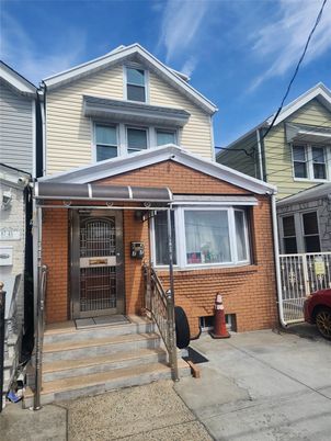 Exterior, Facade, Brick Facade, American Craftsman