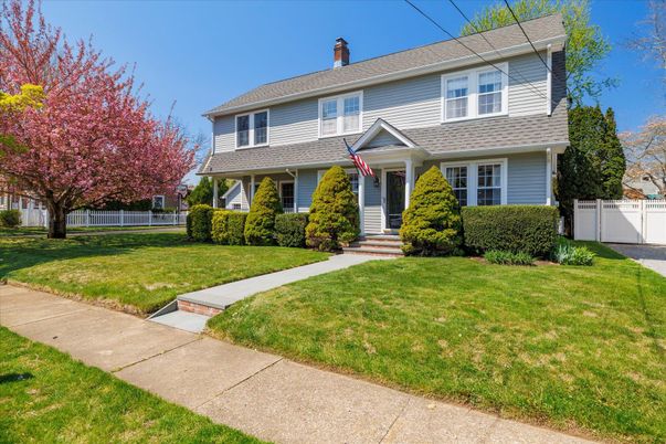 Exterior, Facade, American Foursquare