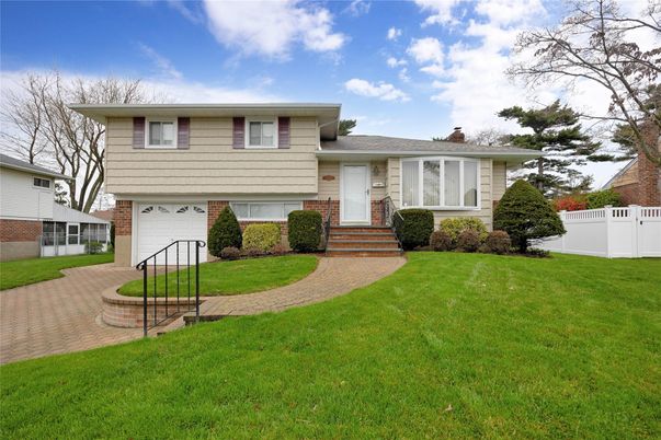 Attached, Exterior, Facade, Split Level