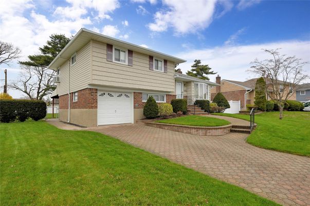 Attached, Exterior, Facade, Brick Facade, Split Level