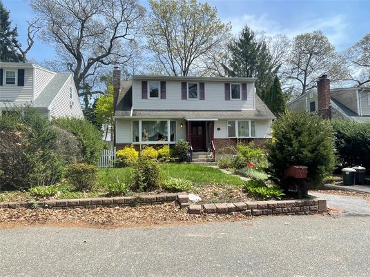 Exterior, Facade, American Foursquare