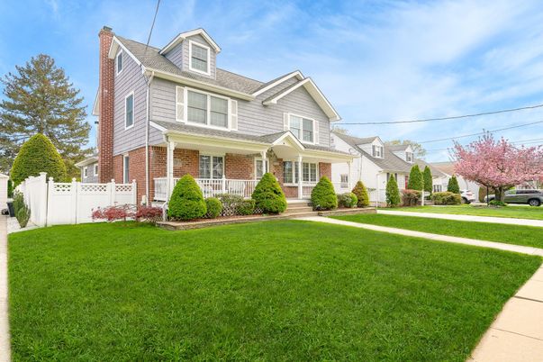 Exterior, Facade, Brick Facade, Queen Anne Victorian