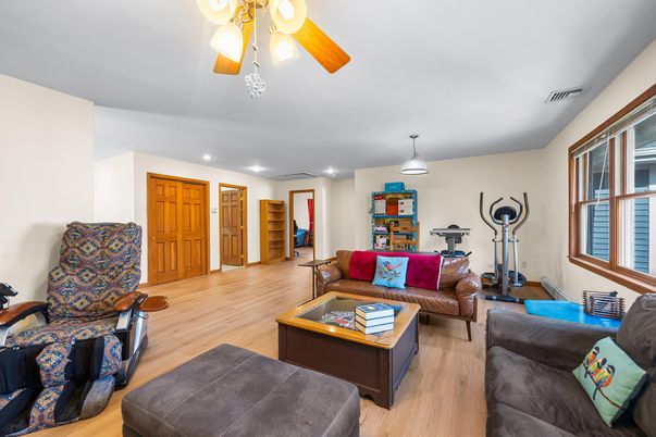 Fitness Equipment, Interior, Living room, Recessed Lighting, Wood Texture Flooring