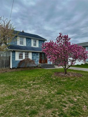 Exterior, Facade, American Foursquare