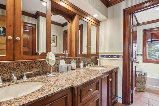 Bathroom, Dual Sink Vanities, Interior, Recessed Lighting