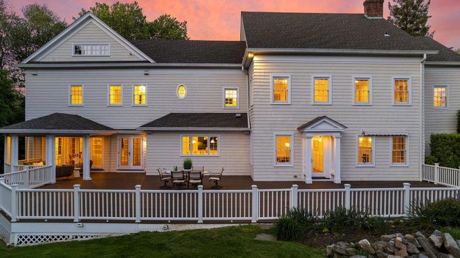 Exterior, Facade, Farmhouse