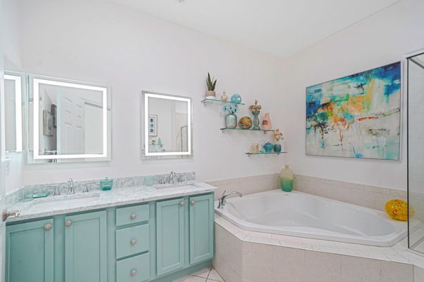 Bathroom, Dual Sink Vanities, Interior