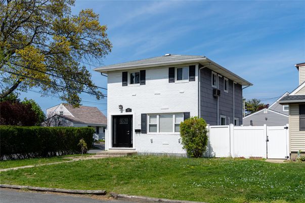 Exterior, Facade, Split Level
