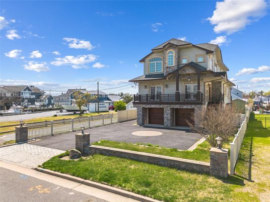 Exterior, Facade, Queen Anne Victorian