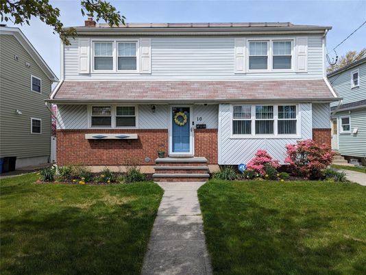 Exterior, Facade, Brick Facade, American Foursquare