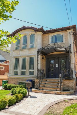 Exterior, Facade, Brownstone