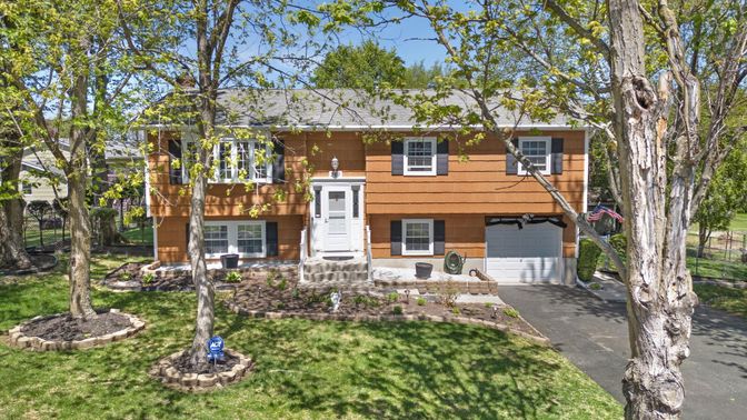 Attached, Exterior, Facade, Raised Ranch