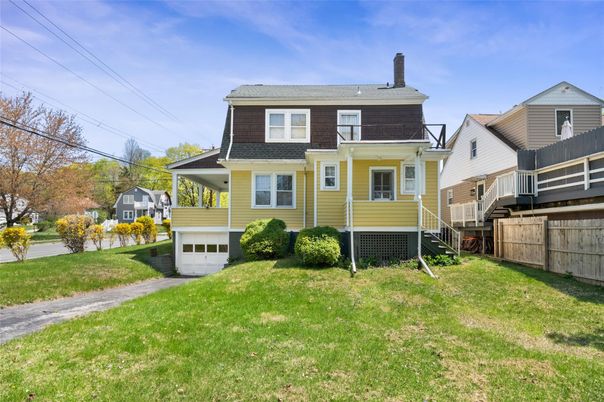 Attached, Exterior, Facade, American Foursquare