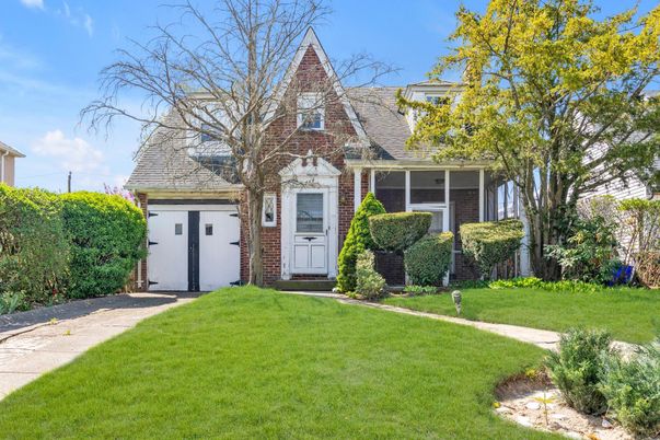 Attached, Exterior, Facade, Brick Facade, Queen Anne Victorian