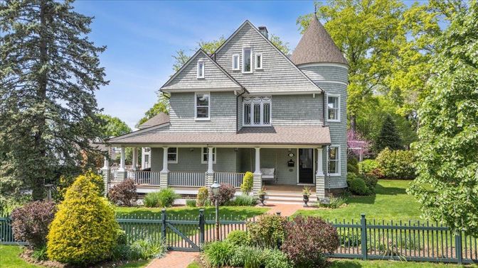 Exterior, Facade, Queen Anne Victorian