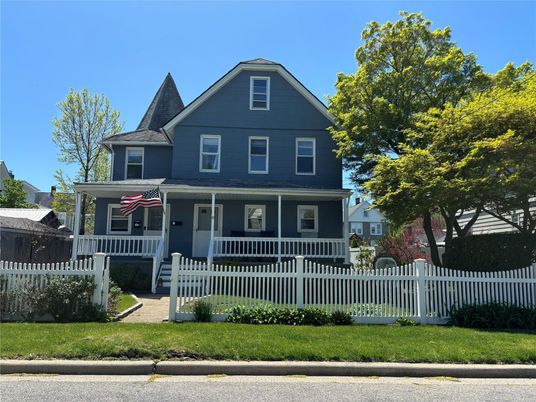 Exterior, Facade, Queen Anne Victorian