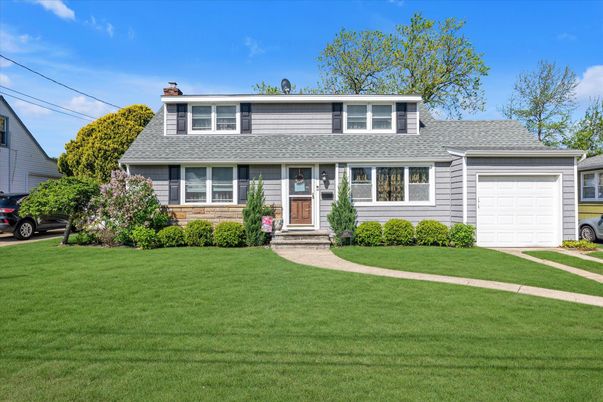Attached, Exterior, Facade, Cape Cod