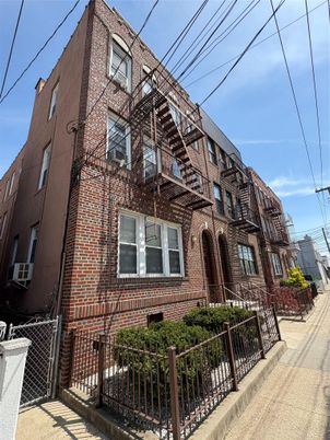 Exterior, Facade, Brick Facade, Rowhouse