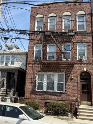 Exterior, Facade, Brick Facade, Rowhouse