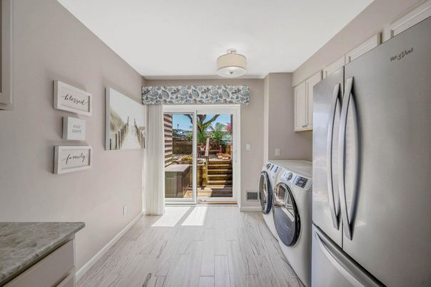Interior, Washer, Wood Texture Flooring