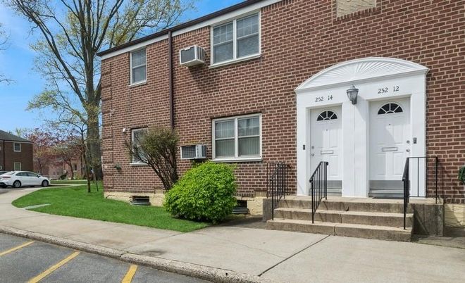 Exterior, Facade, Brick Facade, Rowhouse