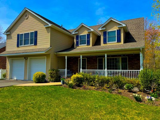 Attached, Exterior, Facade, American Craftsman