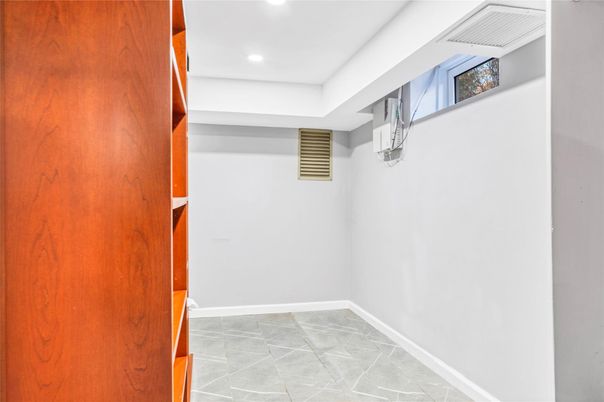 Empty room, Interior, Recessed Lighting