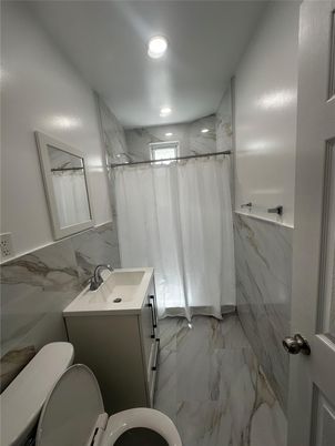 Bathroom, Interior, Marble, Marble Walls, Recessed Lighting