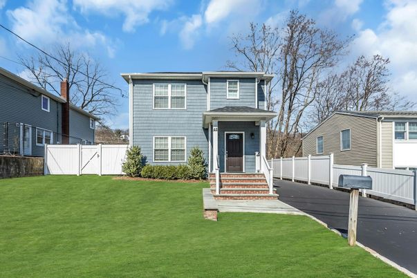 Exterior, Facade, American Foursquare