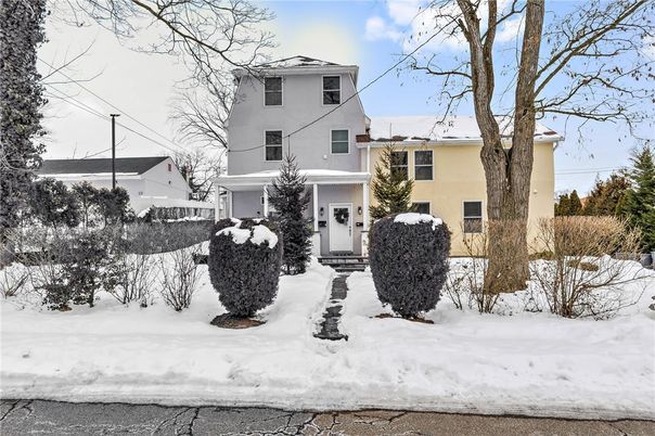 Exterior, Facade, American Foursquare