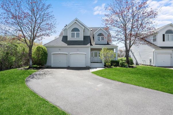 Attached, Exterior, Facade, Cape Cod