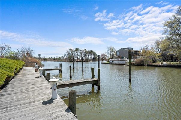 Exterior, Lake