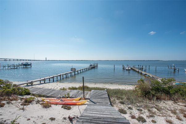 Exterior, Lake