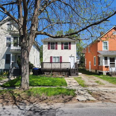 Exterior, Facade, Raised Ranch