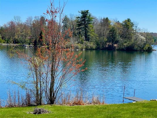 Exterior, Lake