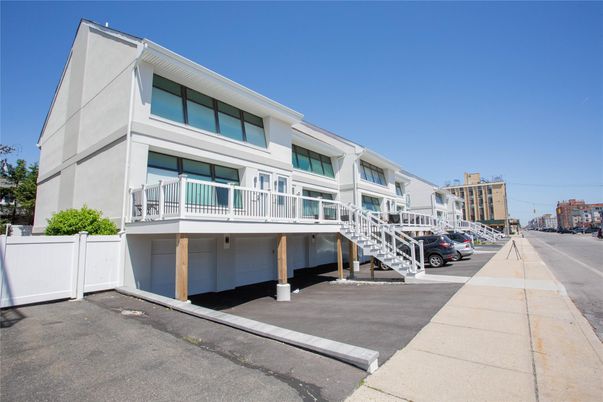 Exterior, Facade, Modern