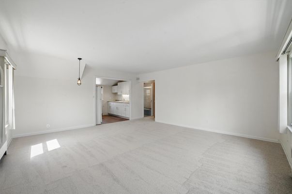 Empty room, Interior, Pendant Lights