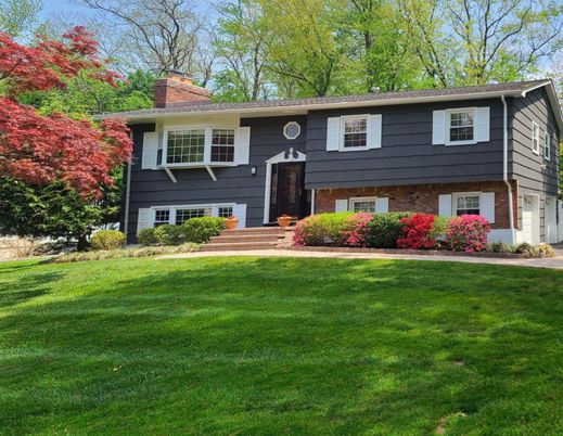 Attached, Exterior, Facade, Brick Facade, Raised Ranch