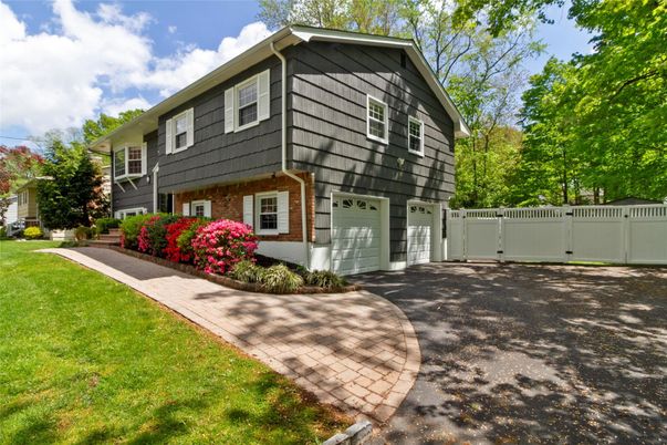 Attached, Exterior, Facade, Brick Facade, Split Level